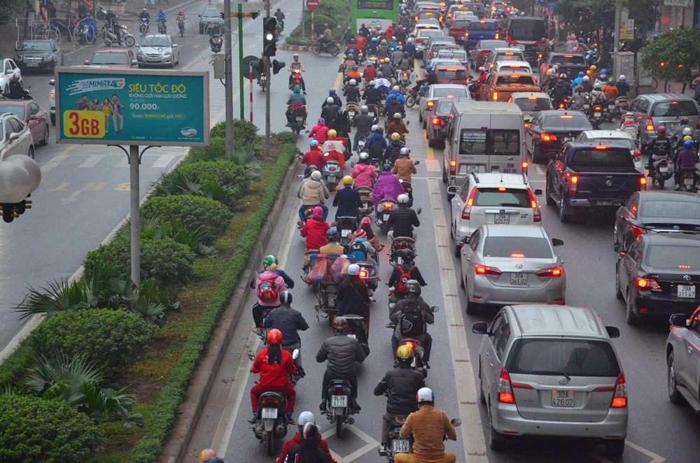 Không cần đề xuất, các phương tiện vẫn ùn ùn đi vào làn BRT